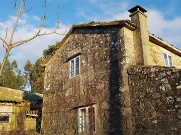 Se vende casa para restaurar en Tarrio - Ames